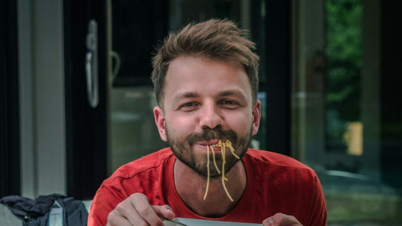 Obiceiul italienilor de a se așeza la masă ar putea influența refluxul gastric / Ce spun cercetătorii despre mâncatul pe fugă și digestie