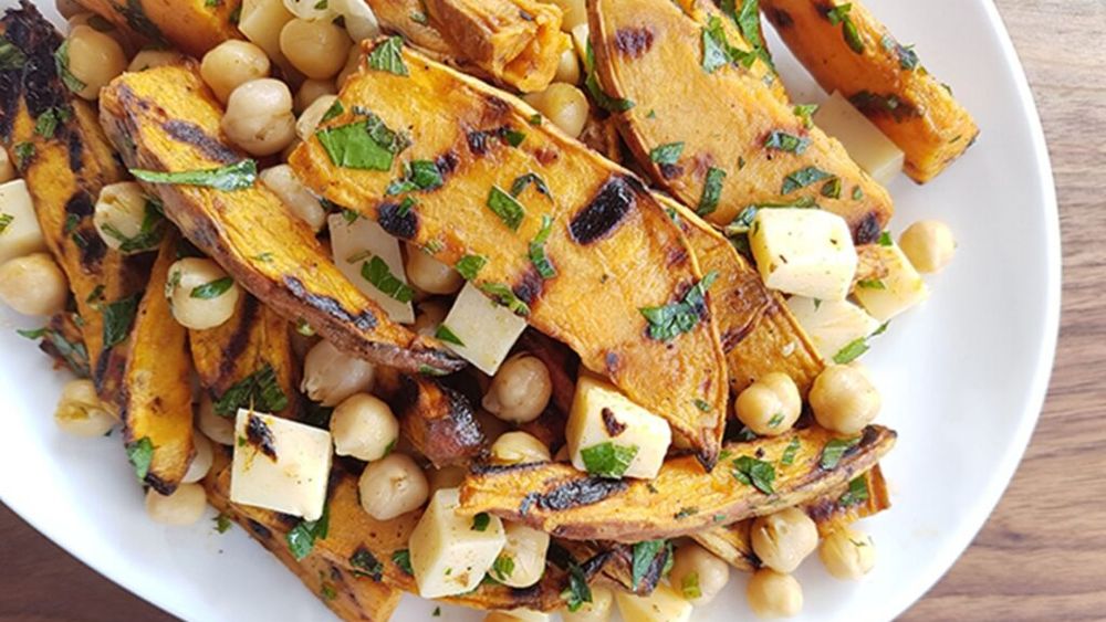 O cină ușoară și rapid de preparat/Cartofii dulci sunt întotdeauna o opțiune bună, iar năutul și brânza Gouda îi completează de minune