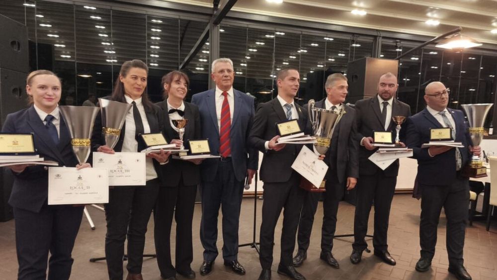 FOTO - VIDEO | Eleganță, rafinament și măiestrie în arta servirii la Castelul Bethlen-Haller – Cetatea de Baltă / Finala Concursului Național Maitre d’hôtel „Trofeul Marian Bugan” – Ediția a XX-a (2025)