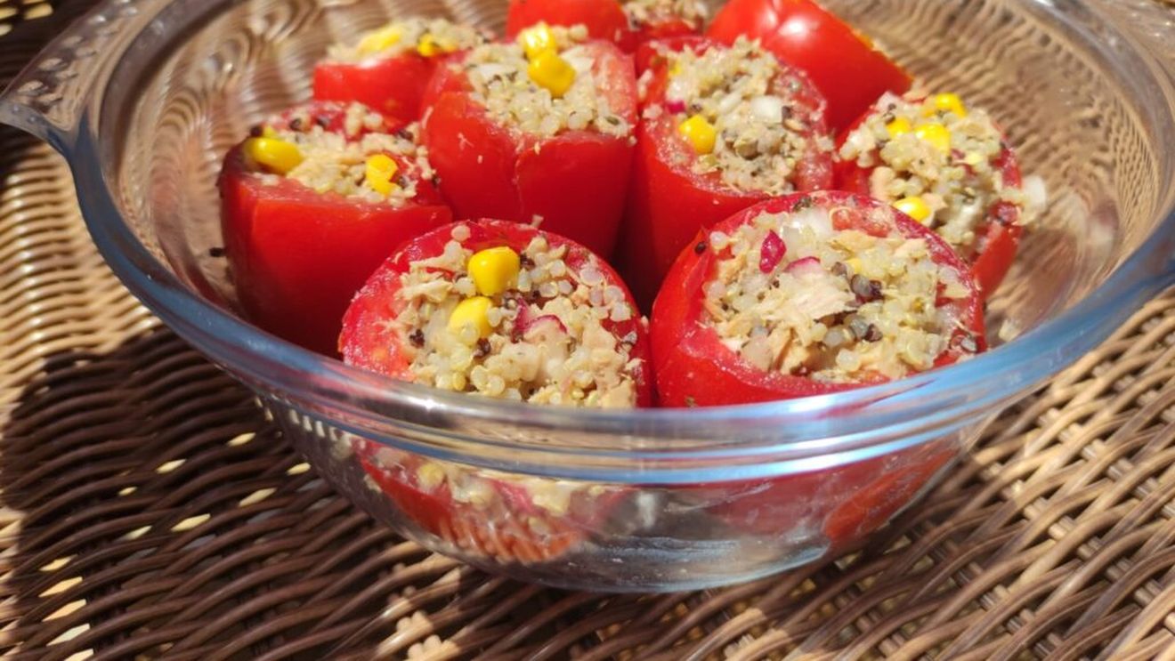 Rețetele Juanitei: Roșii umplute cu quinoa, ton și altele. Ingredientele unei salate reinterpretate
