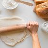 Cum să faci foietajele și rulourile cu cârnați mai sănătoase / Cercetătorii au găsit o metodă de a reduce grăsimile saturate
