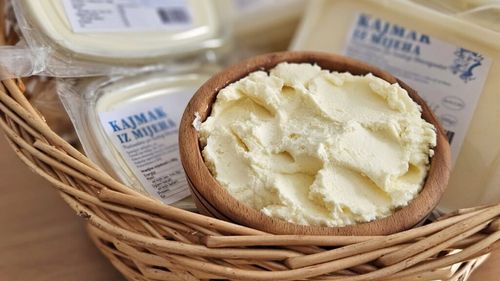 Bosnia vrea să protejeze un sortiment de brânză cu tradiție: kajmak maturat în piele de oaie, tradiție păstrată la munte, un produs cu istorie veche