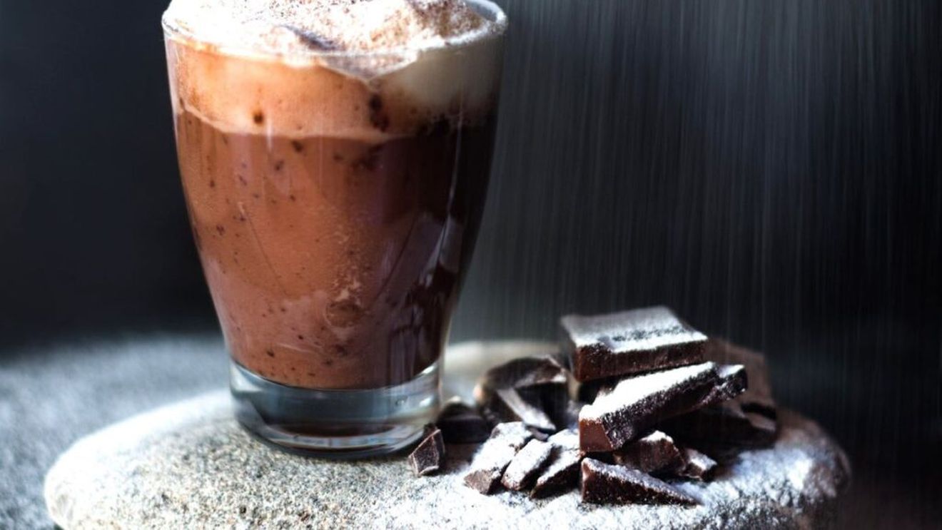 Ciocolată caldă, o rețetă „științifică”. Un chimist propune un amestec simplu de cacao, ciocolată neagră, lapte, amidon, zahăr, gata în 5 minute