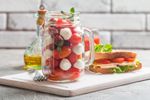 Aperitivul verii care e gata în 10 minute / Salata marinată cu mozzarella și roșii cherry devine și mai gustoasă după ce stă la frigider