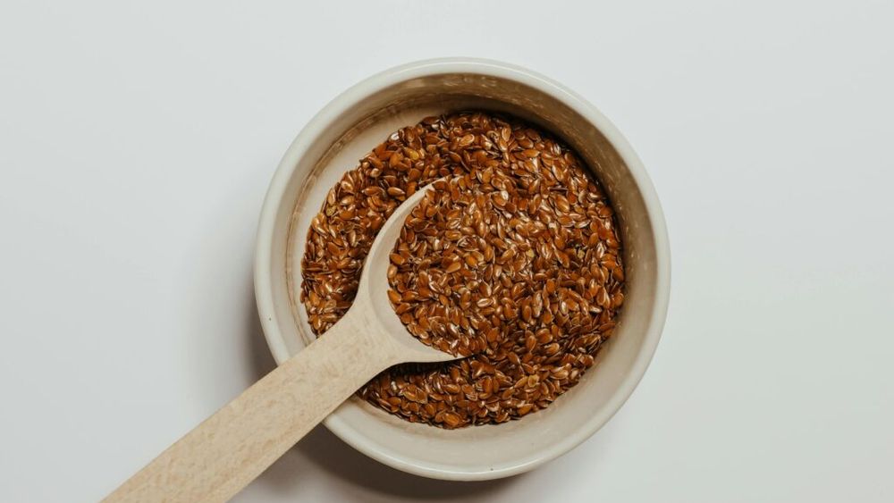 Putem consuma semințe de in crude?/ Da, dar fără excese și doar preparate în anumite moduri, altfel apar balonarea, gazele și chiar dezechilibrele hormonale