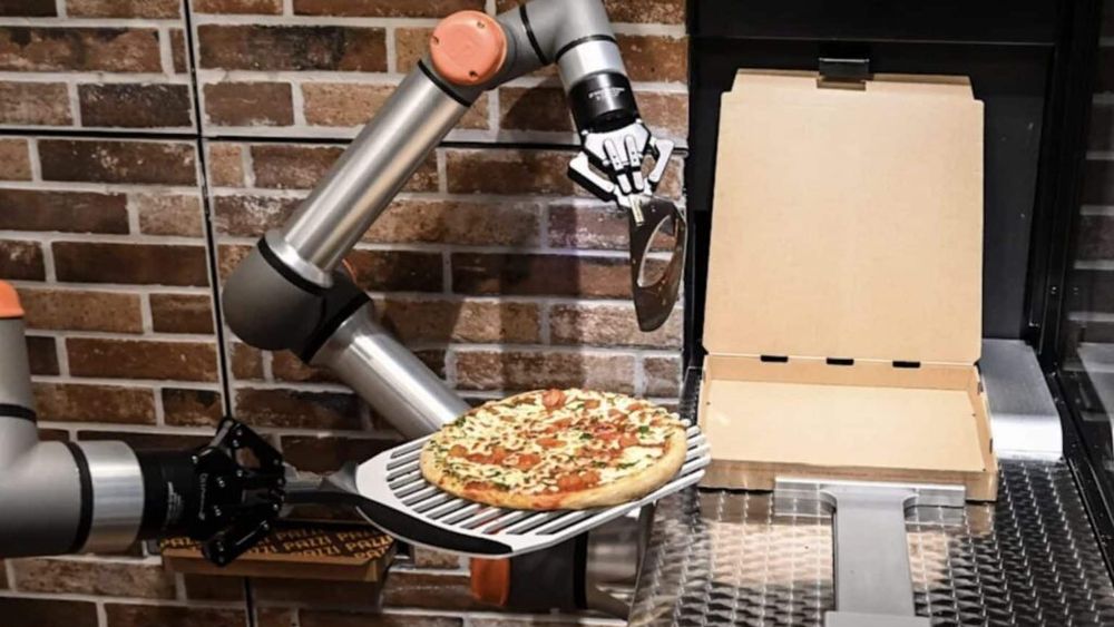 VIDEO | Roboți care servesc pizza non-stop, într-un restaurant din Madrid care îi neliniștește pe vecini/ Un local similar funcționează în capitala Franței, unde s-au vândut deja peste 100.000 de pizza