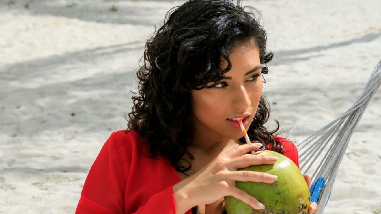 Apa de cocos, băutura subestimată care hidratează eficient / Potrivit nutriționiștilor, această băutură cu gust natural dulce îți menține glicemia echilibrată