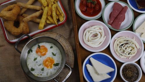 Cele mai dăunătoare alimente pentru creier / Evită margarina, alcoolul, sucurile carbogazoase și pe cele cu îndulcitori, carnea roșie și brânza grasă, pentru că îți pot afecta grav activitatea cerebrală