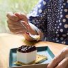 O pensionară a vrut să cumpere o prăjitură și a plătit 1.700 de euro / Ce a făcut din greșeală la terminalul de plată