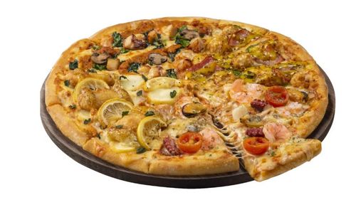 Pizza de dimensiune mai mică și ingrediente adaptate, cafenele Starbucks cu logo sculptat în lemn sau cum se adaptează brandurile internaționale la cerințele pieței din Japonia