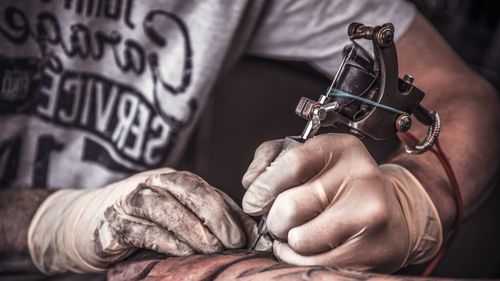 Pui prăjit gratuit pe viață în schimbul unui tatuaj cu marca. Oferta unui restaurant care a atras peste 200 de clienți în Italia