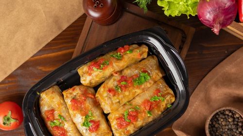 Sârbii sărbătoresc în această noapte Anul Nou după calendarul iulian. Cei din Banat vor sparge pahare și vor degusta sarmale și purcel la proțap