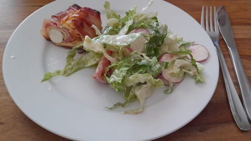 Salată Cesar transformată în fel principal