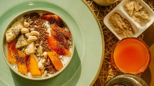 Un ginecolog recomandă șapte superalimente care ajută la susținerea sănătății femeii / Semințele de in, iaurtul sau turmericul pot sprijini echilibrul hormonal