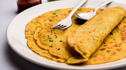 Idei de mic dejun sănătos. Două versiuni de clătite din făină de năut. Fără gluten, sunt bune și în combinații sărate, la prânz, la cină sau ca gustare