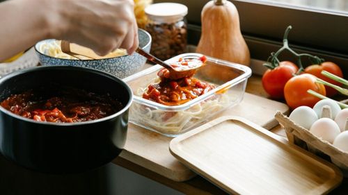 Sunt student, ce mănânc? Andreea adoră mâncarea italienească / Tânăra consumă foarte rar mâncare de la restaurant, stă în chirie și își gătește