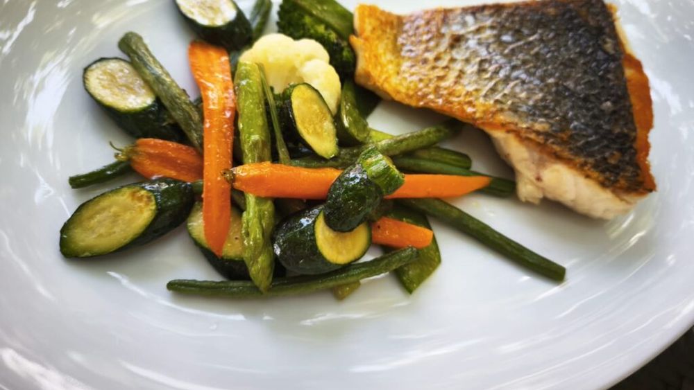 Rețetele Juanitei | Pește alb cu legume al dente - cel mai fresh și mai simplu prânz de duminică de vară toridă/ Alege totul proaspăt și prepară fără fonfleuri, dar cu gust