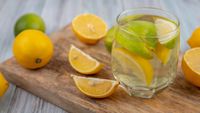 Apă caldă cu lămâie / Ce se întâmplă în corpul tău dacă bei zilnic această băutură, explică o dieteticiană