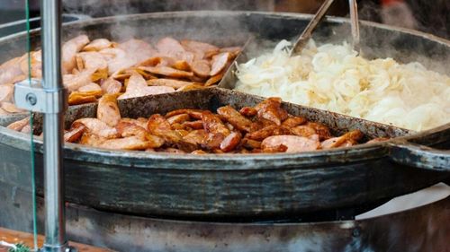 „Street Food Festival”, de sâmbătă până duminică pe bulevardul Kiseleff / În paralel, în fața Primăriei Sectorului 1, 30 de producători vor fi prezenți într-o piață volantă cu brânzeturi, mezeluri, produse de post și prăjituri de casă