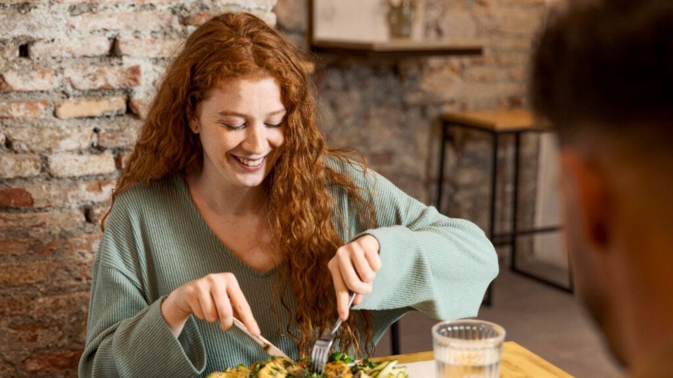 Care este cel mai bun moment pentru a lua prânzul / Te va ajuta să ai energie constantă și concentrare / Ce spun specialiștii despre intervalul ideal