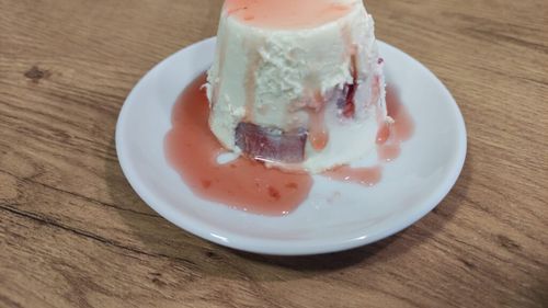 Rețetele Juanitei. Pana cotta cu bucăți de fructe. O combinație între dulce și acrișor