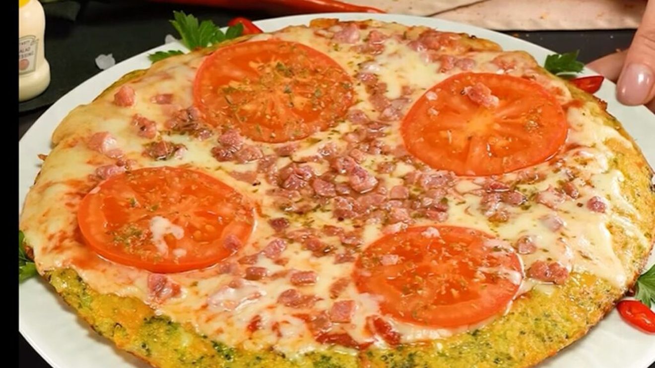 Pizza reinterpretată / Rețeta cu blat de broccoli și sos alb folosește trei feluri de brânză