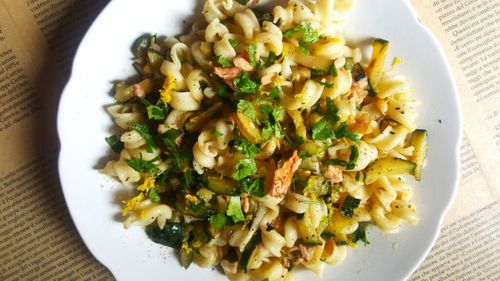 Pastele de vineri seara. Fusilli cu somon afumat și dovlecei. Arome de proaspăt și afumat la un loc. Rețetă supersimplă pentru o cină rapidă