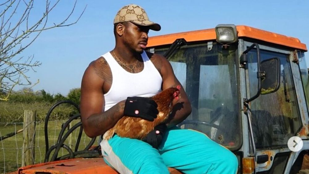 VIDEO / Fekky, un rapper londonez de culoare, s-a îndrăgostit întâi de natură, apoi de agricultură, apoi a înființat o fermă. „Nu realizam că porcii sunt uriași, gen”