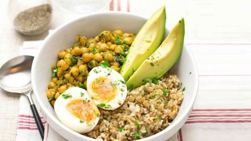 Ovăz decorticat, merge și dimineața dar cel mai bine la prânz și cină. Cum se prepară și cu ce îl putem combina pentru o masă completă