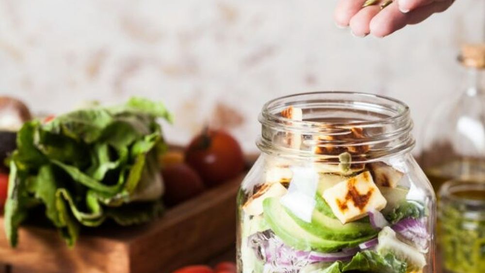VIDEO  Cum facem o salată la borcan pe care o putem lua la pachet sau păstra câteva zile în frigider fără să își altereze proprietățile