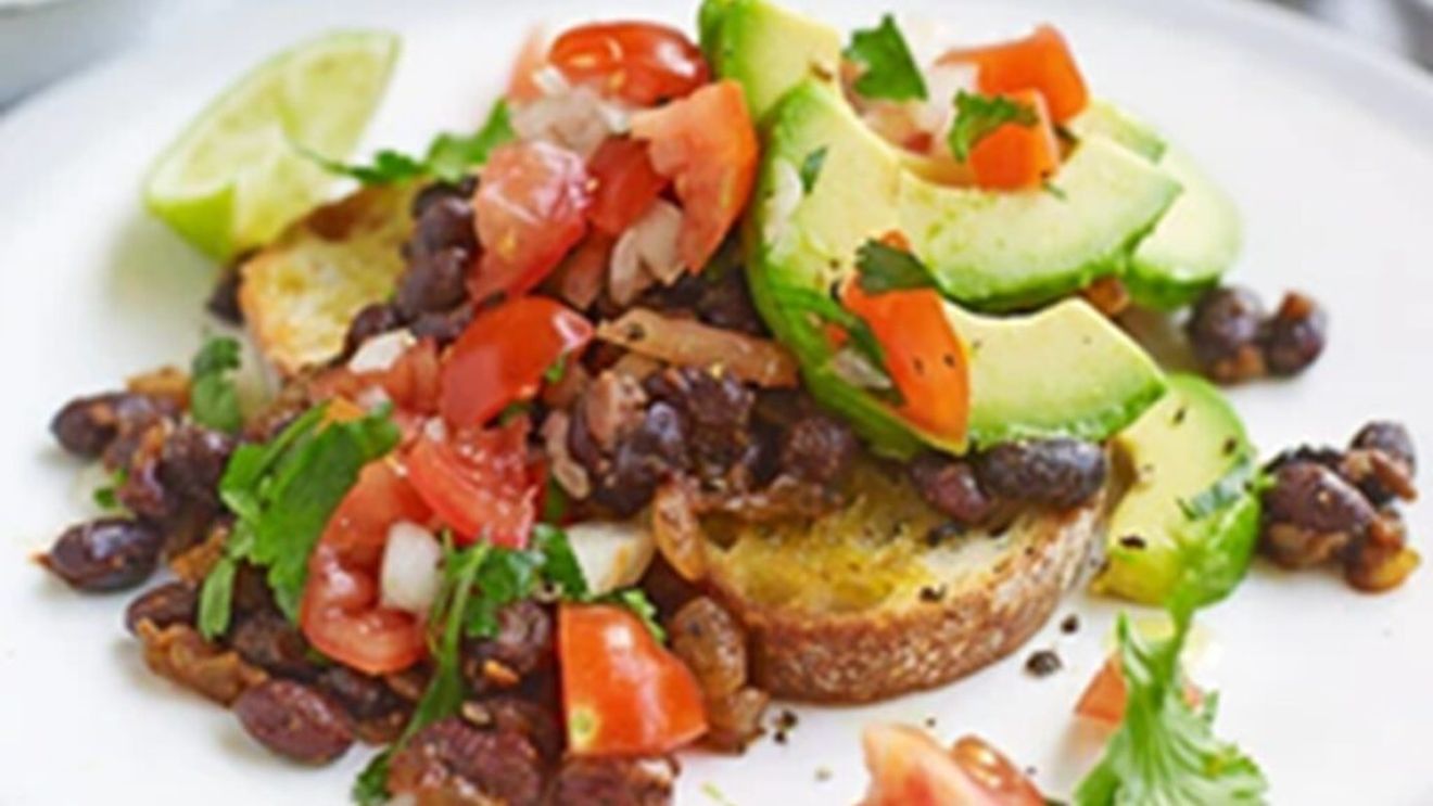 Mic dejun mexican: Fasole neagră și avocado pe pâine prăjită / O rețetă simplă, dar hrănitoare și plină de arome