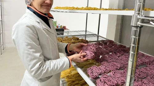 VIDEO | Răstăuțele maramureșene, o afacere pornită de o băimăreancă din nevoia de a-și convinge copiii să consume legume / Anca Vălean: „La început, i-am stricat mamei mele vreo două aparate de frământat pâine”