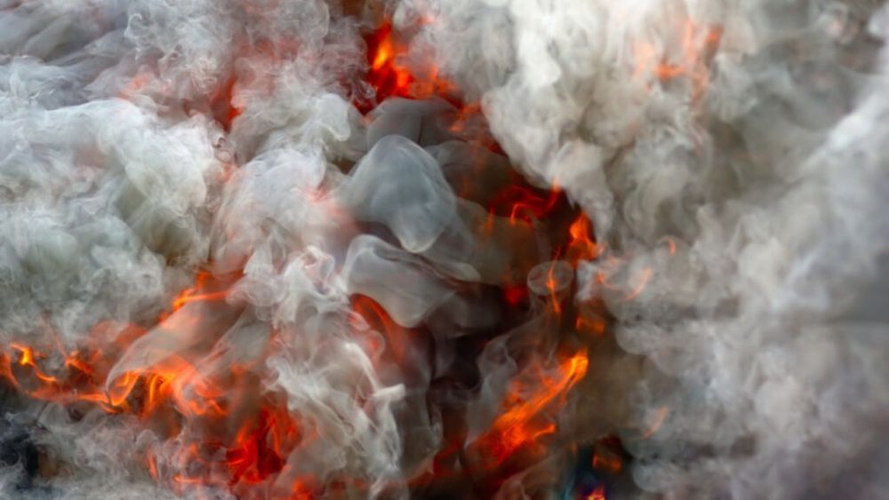 Incendiu la o gospodărie din județul Bihor / Flăcările au cuprins acoperișul unui grajd și au ucis o cloșcă și zeci de pui