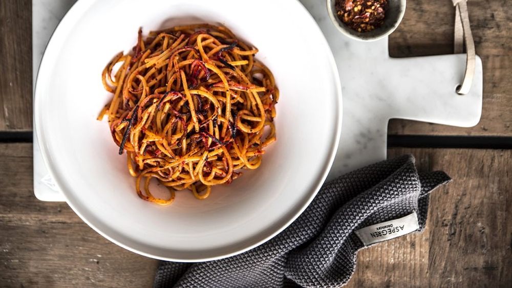 Pastele de vineri seara. Spaghetti all'assassina, o rețetă de paste care nu se fierb, se prepară direct în tigaie cu mult sos de roșii concentrat. Crocante și picante, deloc „letale”, în realitate, un deliciu