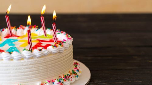 De la ritualul mistic, la suflatul în lumânările de pe tort, de azi / Lumânările de pe tort au o istorie străveche