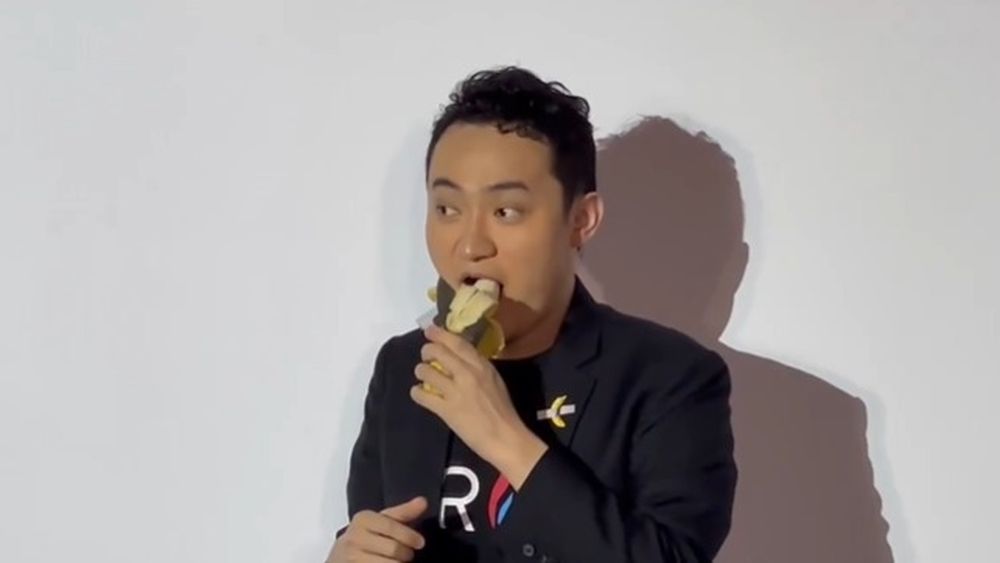 Omul de afaceri din China a mâncat banana pentru care a plătit 6,2 milioane de dolari, la o licitație: „Este un gest care poate să facă parte şi el din istoria acestei opere de artă” (VIDEO)