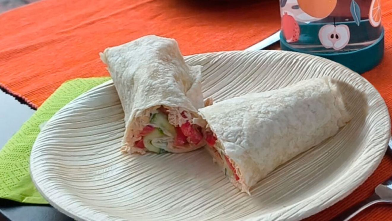VIDEO | Rețetele Juanitei | Wrap cu ton, legume și sos de iaurt: fast food sănătos, complet din punct de vedere nutrițional și pregătit în câteva minute