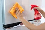 Cum scapi de grăsimea de pe frigider cu un ingredient pe care îl ai deja în bucătărie. Metoda simplă pentru exterior și interior