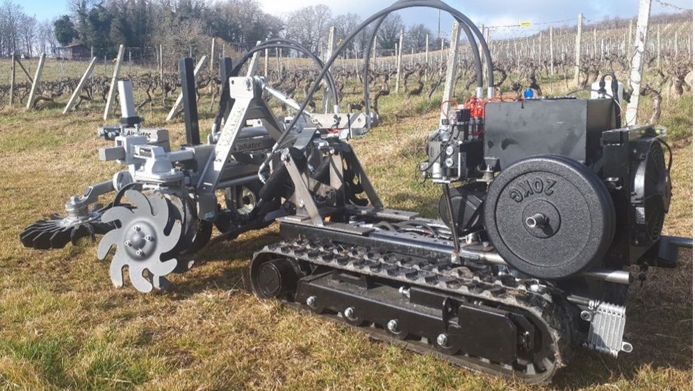 Tractorul complet autonom Vineatrac, special conceput pentru operațiuni viticole/ Are o viteză de 5 km/oră și este capabil să lucreze pe  pante, de până la 60%