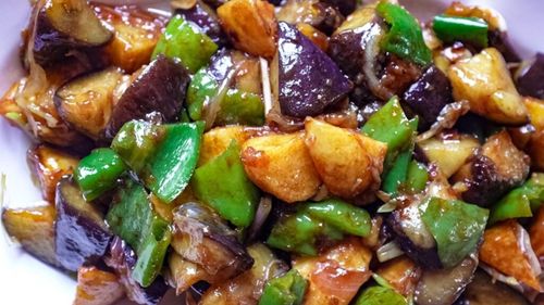 Provocarea din bucătărie: două diete, aceeași farfurie / Cum gătești un meniu care împacă vegetarienii și iubitorii de carne / Trei rețete gustate de toți