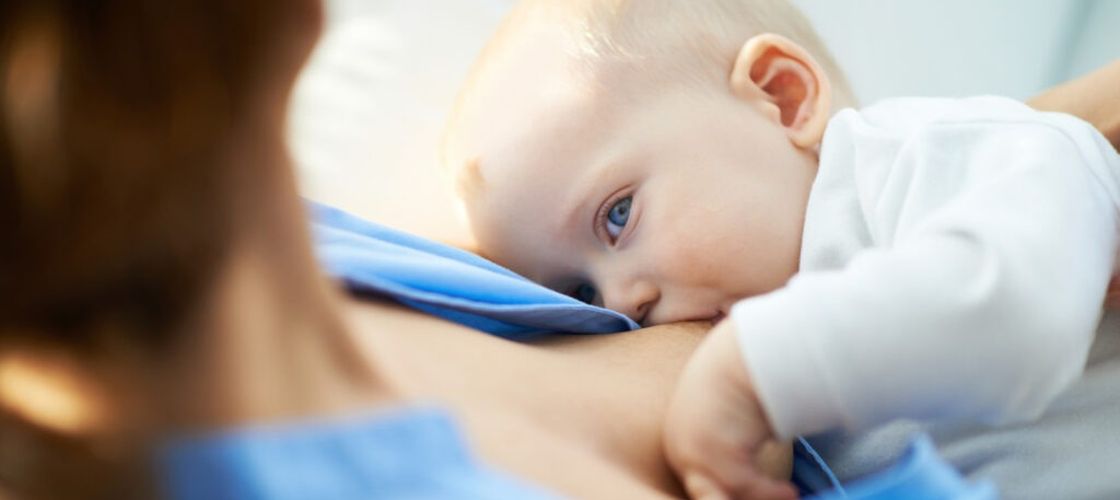 Laptele matern ar putea limita rezistența la antibiotice încă din primele luni de viață / Ce au descoperit cercetătorii în intestinul bebelușilor