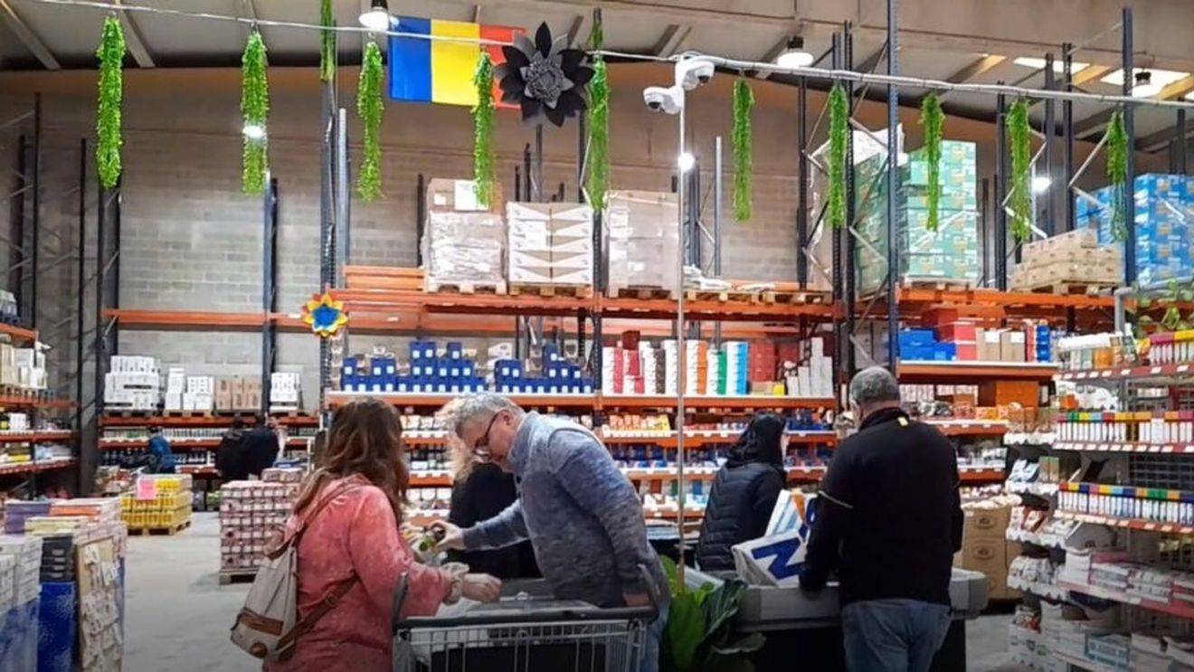 VIDEO | Mărfurile care se vând în magazinele românești din dispora sunt aduse direct din România/ Cum arată unul dintre cele mai mari depozite de acest fel din Spania