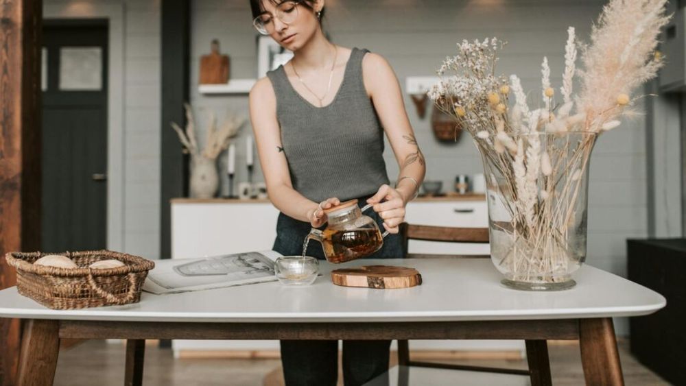 Ceaiul negru: Prieten sau dușman? Beneficii, riscuri și câte cești poți bea într-o singură zi