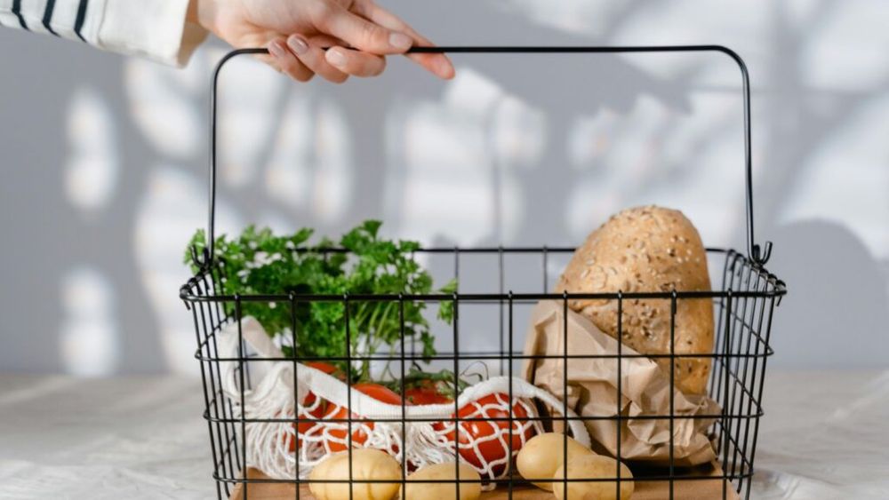 UPDATE: Anunțul oficial al premierului Bolojan / Guvernul a prelungit, joi, prin ordonanță de urgență, plafonarea adaosului comercial la alimentele de bază până la 31 martie 2026