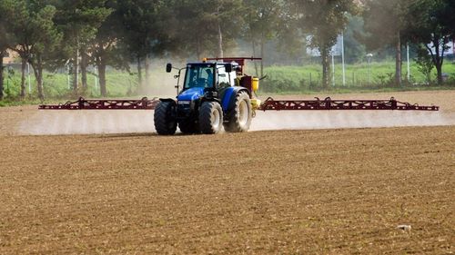 Bistrița-Năsăud: Opt infracțiuni constatate în urma controalelor făcute la firme din domeniul fitosanitar / Autoritățile continuă să găsească susbstanțe pentru agricultură expirate