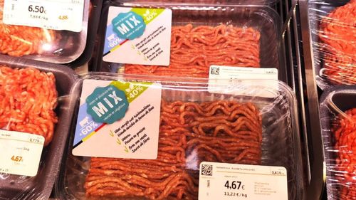 Carnea adiționată cu proteine vegetale începe să devină realitate. Unele supermarketuri din Belgia și Olanda oferă așa zisa carne mixtă, amestecată cu componente vegetale, ca strategie de răspuns la inapetența consumatorilor pentru alternativele exclusiv vegetale