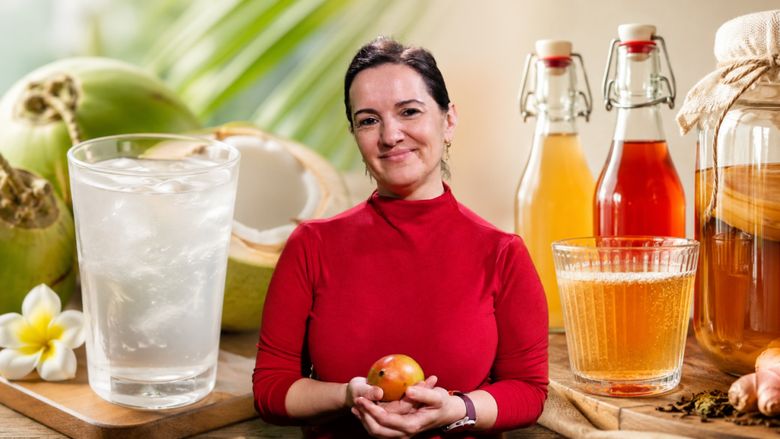 Kombucha sau apa de cocos? Ce alegi vara și la ce trebuie să fii atent / Tania Fântână (nutriționist): Înainte de a pune o sticlă în coșul de cumpărături, merită să citim cu atenție eticheta