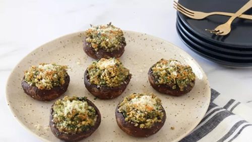 Ciuperci umplute cu parmezan și usturoi / Un prânz delicios și rapid, potrivit și pentru o masă festivă