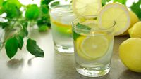 Ce se întâmplă în corp dacă bei apă cu lămâie în fiecare zi / 8 beneficii susținute de nutriționiști