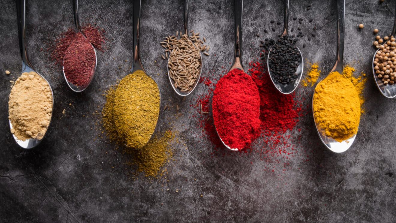 Cinci greșeli pe care le faci în bucătărie, când folosești condimentele din cămară/Motivul pentru care nu ar trebui să apropii flaconul cu condimente de oala care fierbe